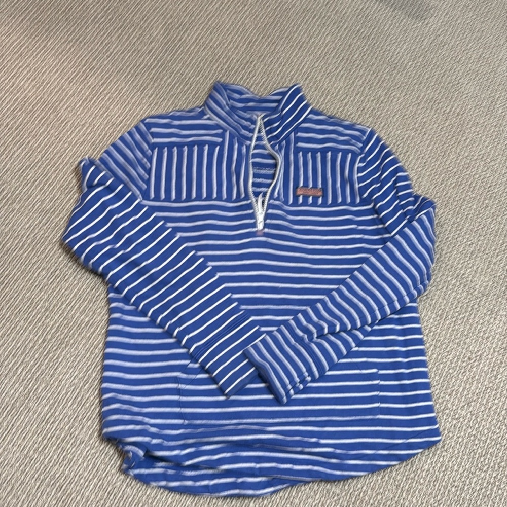 Vineyard vines blue and white sweatshirt.